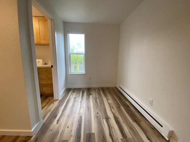 Building Photo - Spacious 3-Bedroom Remodeled Townhome in F...