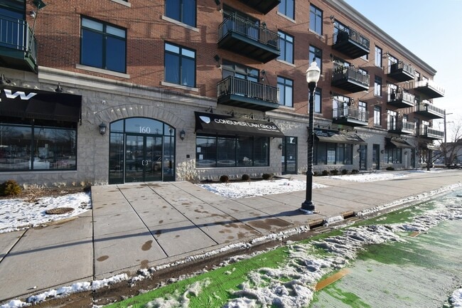 Building Photo - 160 S River St