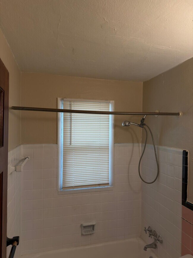 Building Photo - Well-Cared-For Home in St. Louis 63136