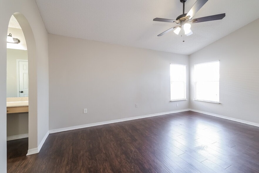 Building Photo - 931 Rivecon Ave