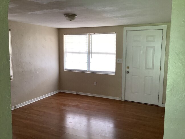 Building Photo - Three bedroom one bath - In the Combee and 98 area of Lakeland