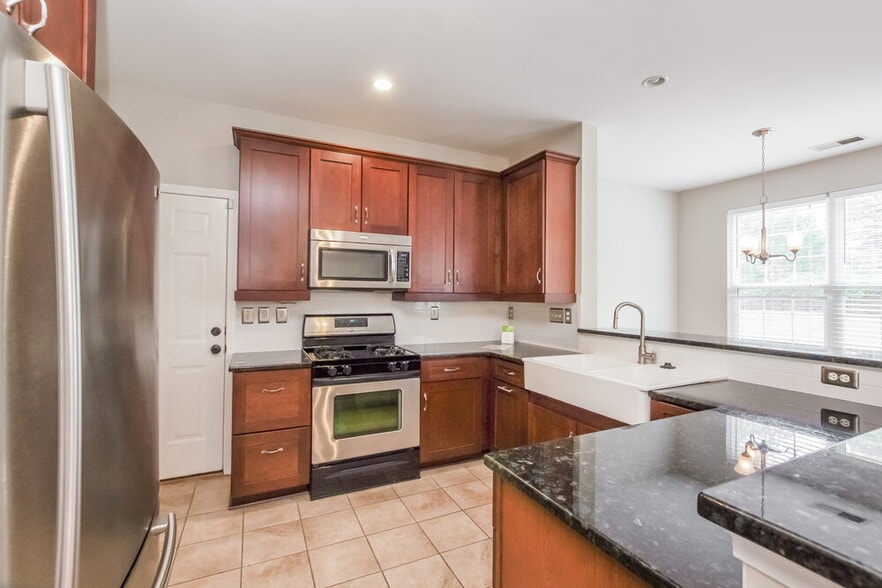 Building Photo - 15327 De Havilland Dr