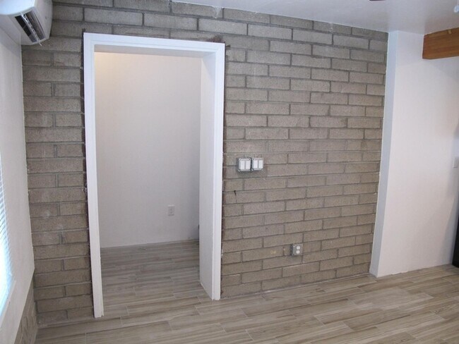 Building Photo - FOR RENT