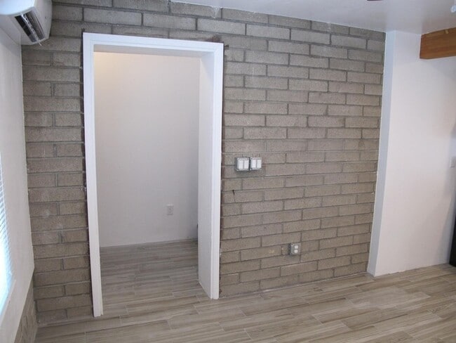 Building Photo - HOUSEE FOR RENT