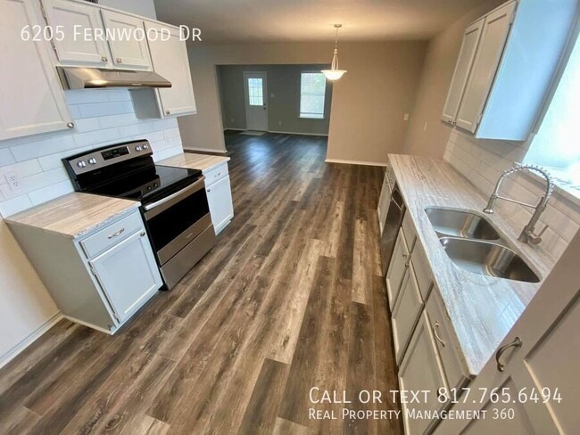 Building Photo - 6205 Fernwood Dr