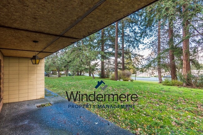 Building Photo - Windermere PM: 2 bedroom/2 bath condo