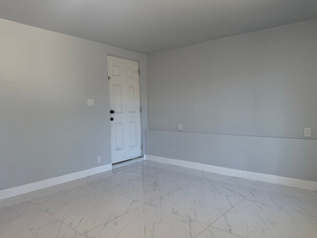 Building Photo - 2516 Fernley Dr