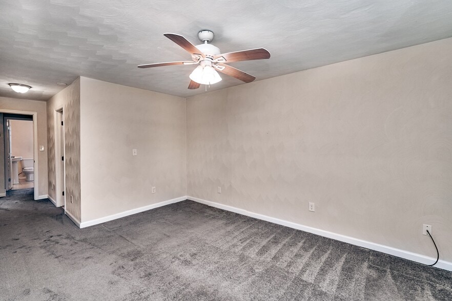 Building Photo - 1552 Fleetwood Ave