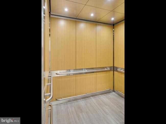 Primary Photo - 4141 Henderson Rd