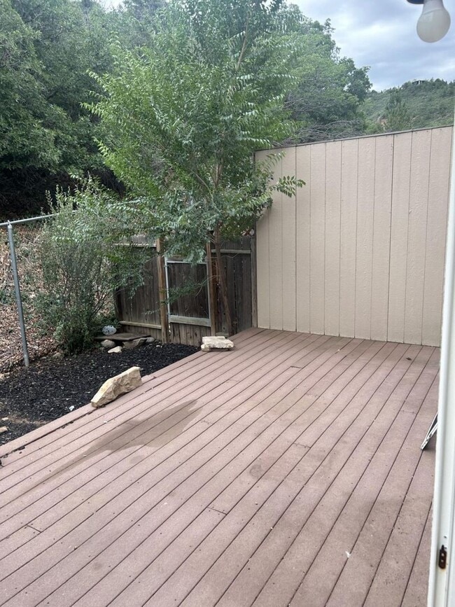 Building Photo - Charming 3-Bedroom, 2-Bath Townhouse Near ...