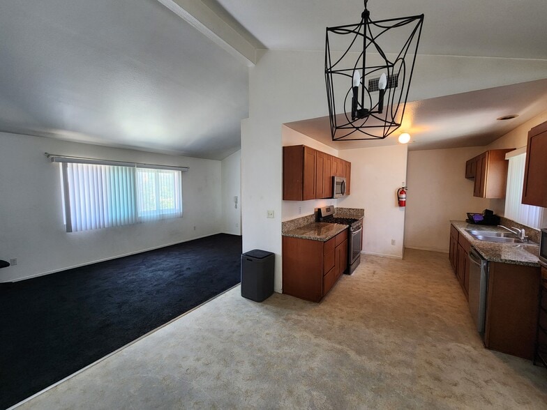 dining to kitchen, living - 625 S Osage Ave