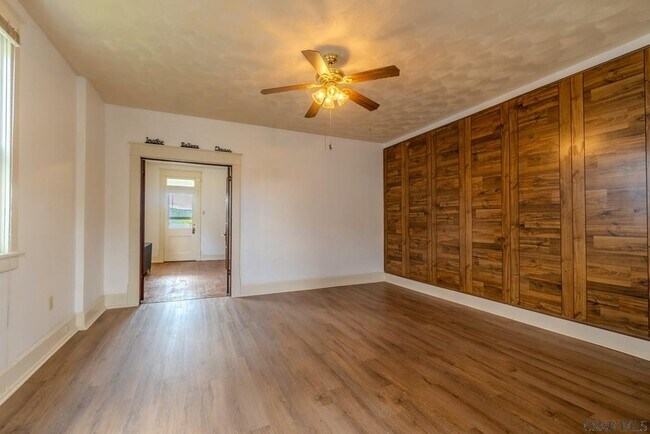 Building Photo - 222 Strayer St