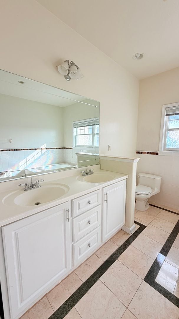 Building Photo - 738 Palmera Ct