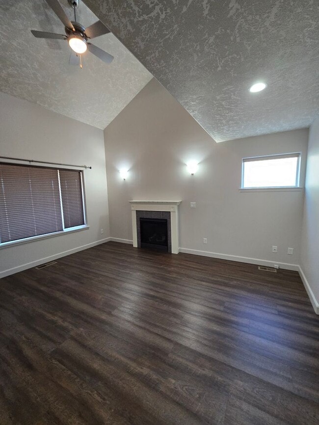 Building Photo - 3807 SE Ryunkin St