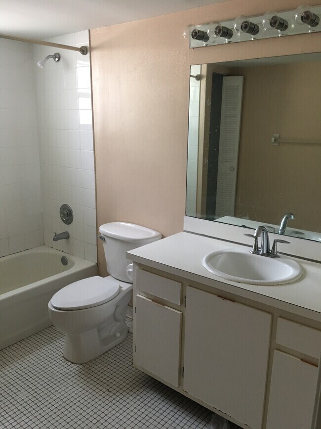 Building Photo - 303 Gardens Dr