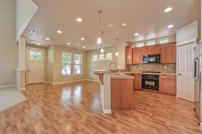 Building Photo - Executive style home