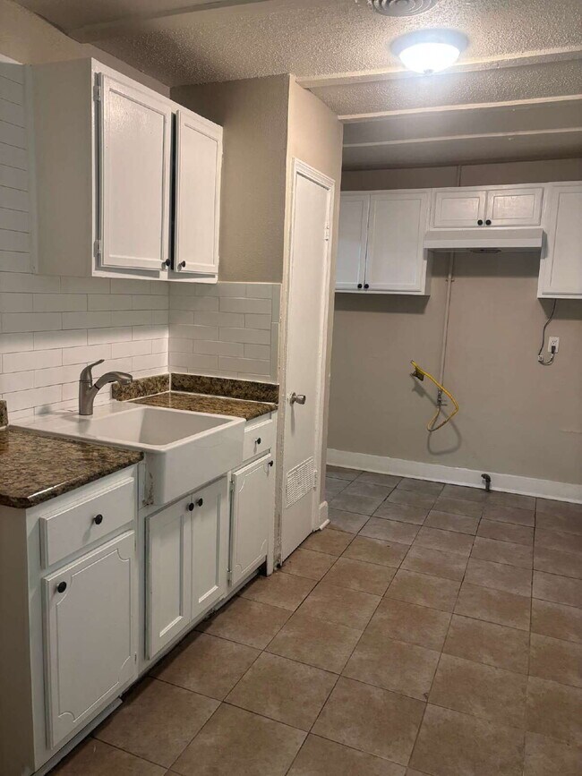 Building Photo - Charming 3 Bed/1 Bath Available Now