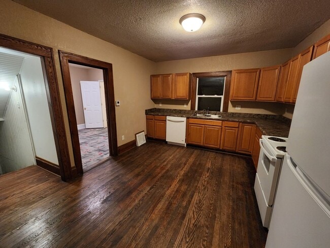 Building Photo - 4 Bedroom (+ office/den!), 2 Bathroom home...