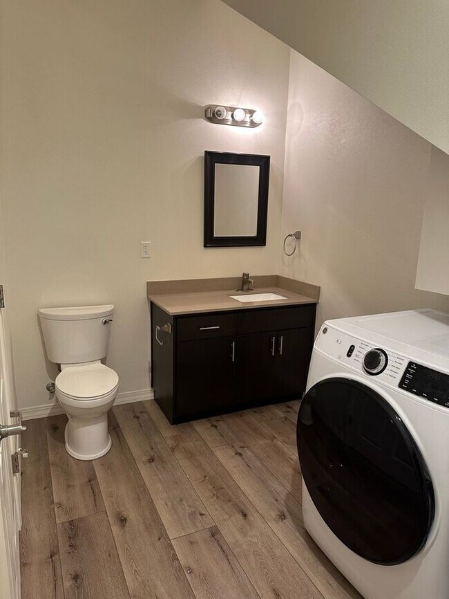 Building Photo - Three bedroom, two bathroom top floor unit on SE Woodstock.