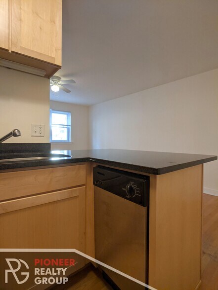 Building Photo - 630 W Wrightwood Ave