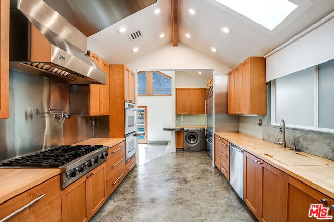 Building Photo - 445 Westmount Dr