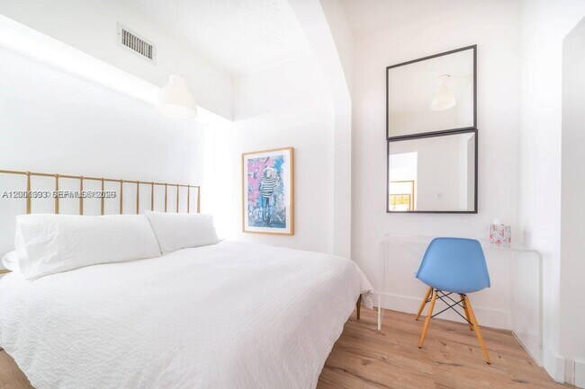 Building Photo - 227 1st St