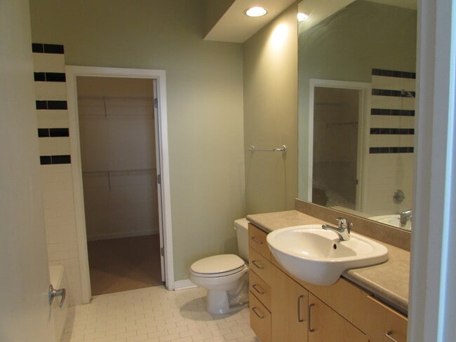Building Photo - Dilworth Condo in Southend