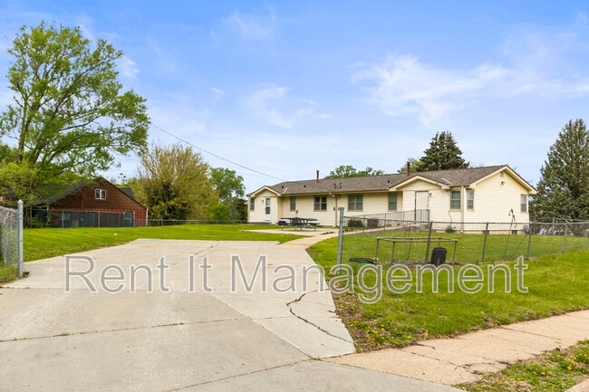 Building Photo - 3701 Saratoga St
