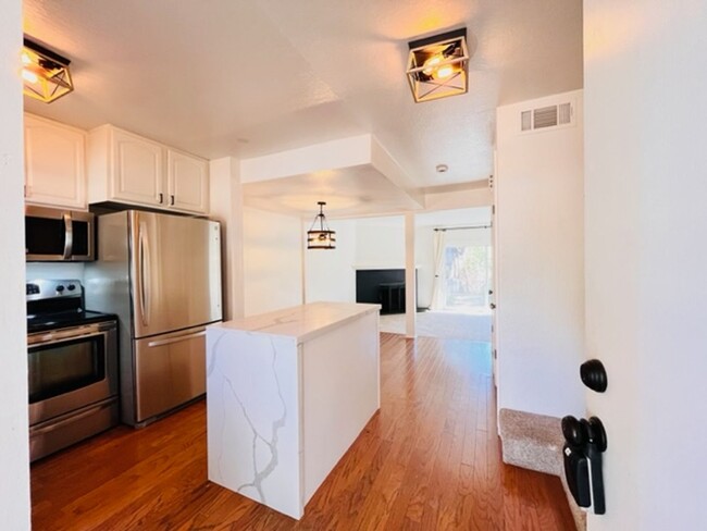 Building Photo - Move-in Ready 2BD/2.5BA Townhome in Westsi...