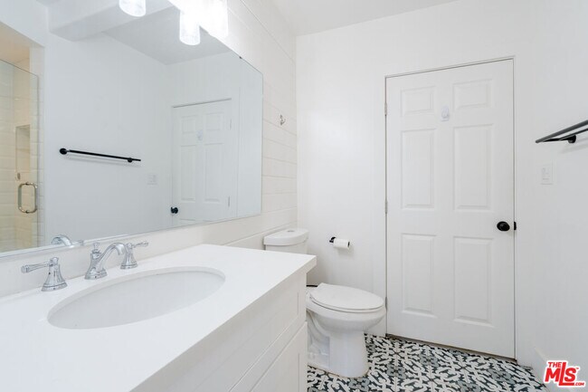 Building Photo - 5026 Medina Rd