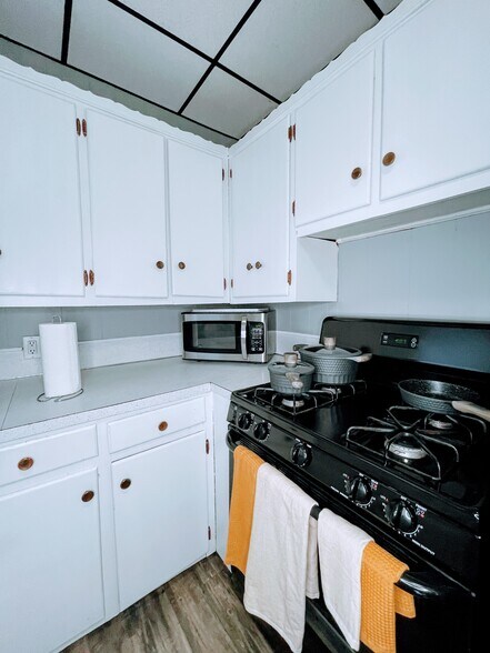 Building Photo - 463 Linden St