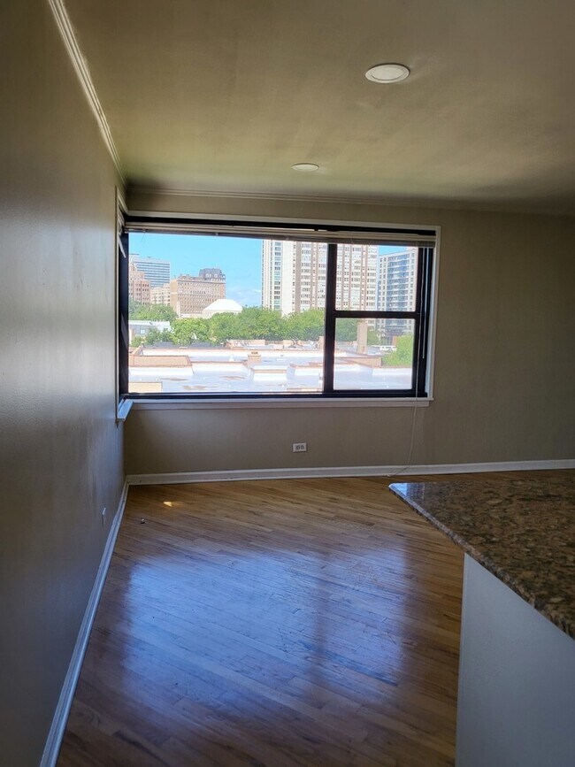 Building Photo - 525 W Aldine Ave