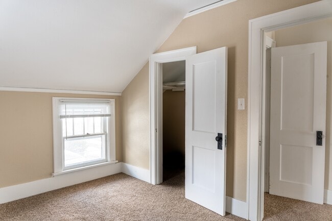 Building Photo - 712 W 22nd St