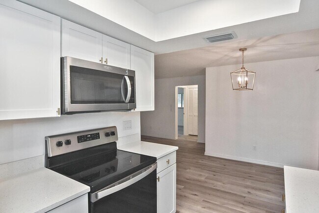 Building Photo - 1202 E 7th St