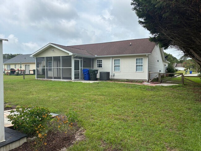 Building Photo - 3 Bed 2 Bath Newport Home Available now