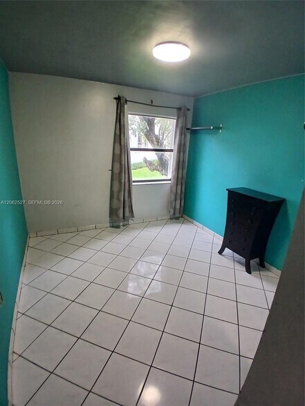 Building Photo - 9403 Fontainebleau Blvd