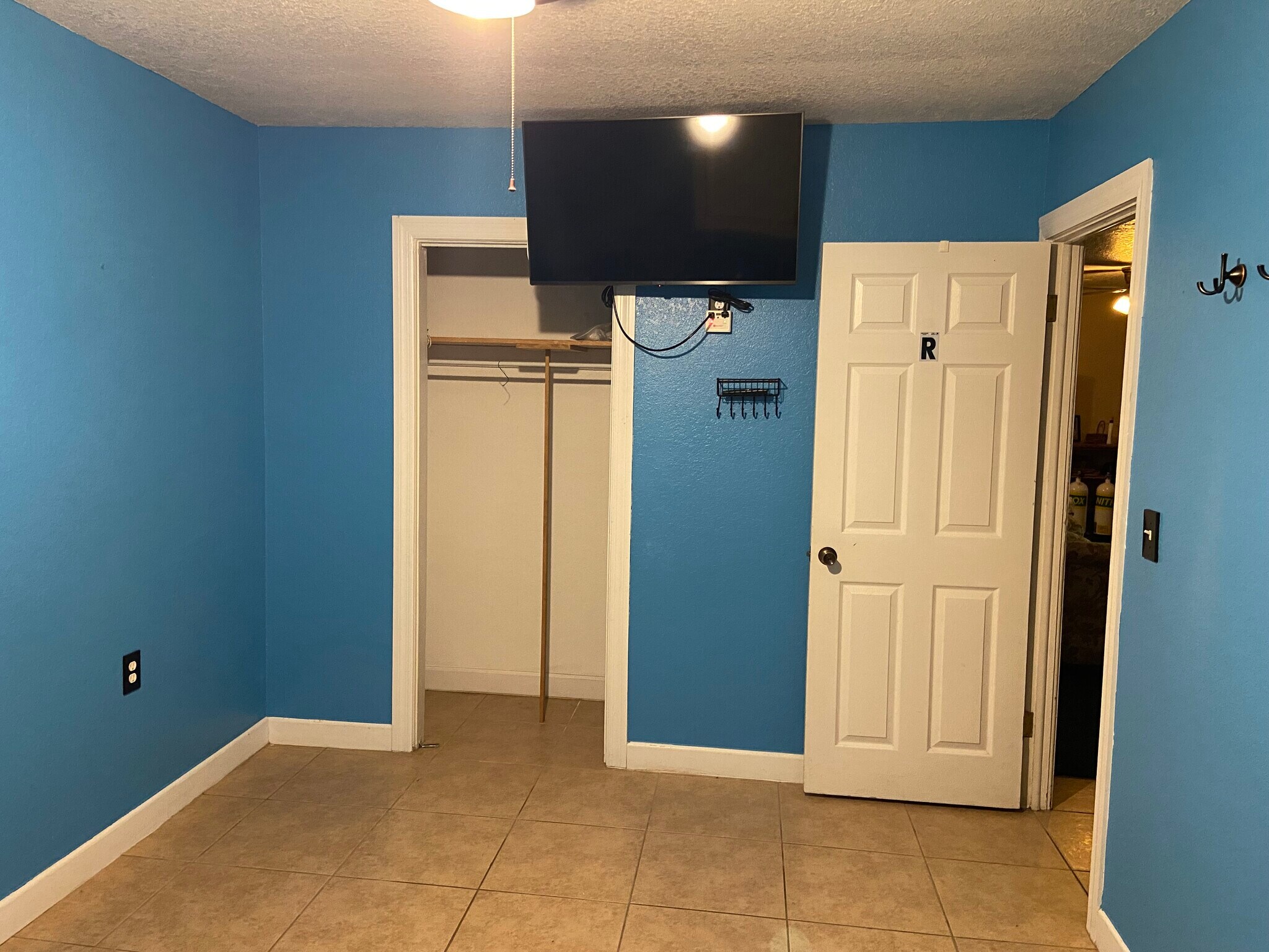 Building Photo - 2601 Bonneville Dr