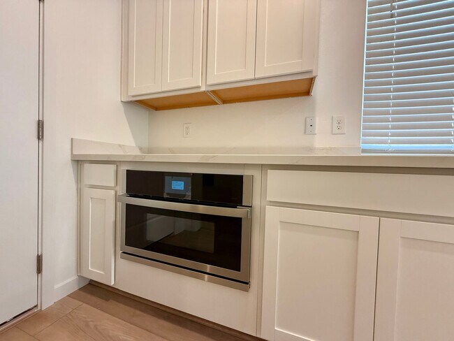 Building Photo - 4 BED 3.5 BATH 2 CAR GARAGE HOME w/ LOFT, ...