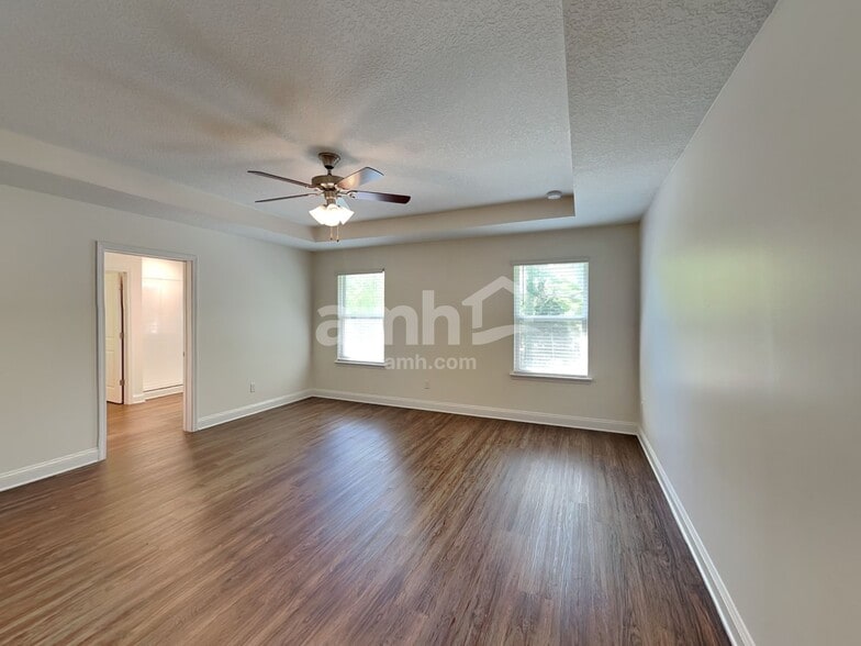Building Photo - 3150 Creek Village Ln