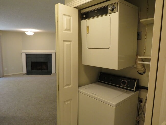 Building Photo - Totem Lake Cute 1bed/1bath ground floor Condo! $1695.00