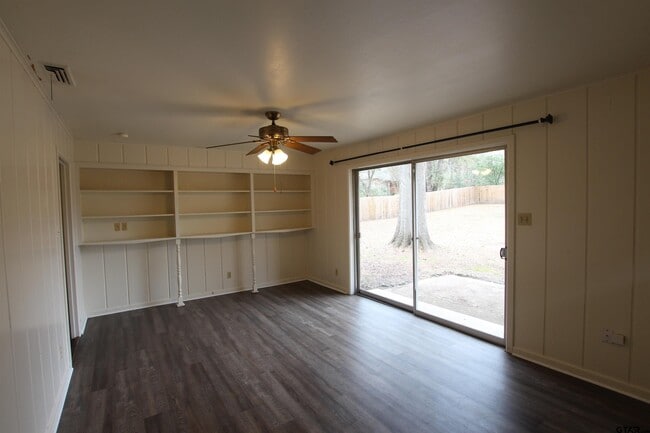 Building Photo - 2725 Tanglewood Dr