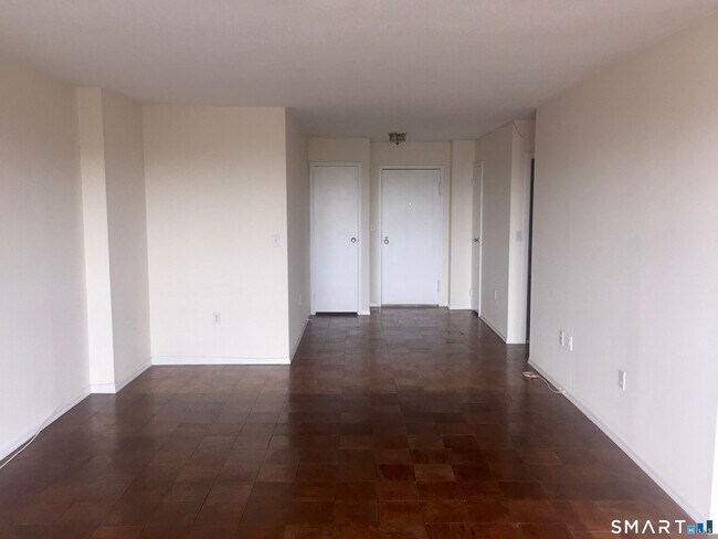 Building Photo - 1 Strawberry Hill Ct