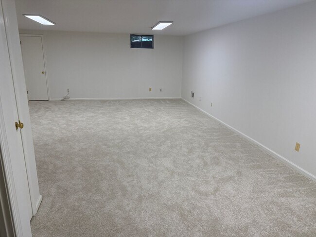Building Photo - 3BR+ Finished BSMT Townhome (Tapestry) wit...
