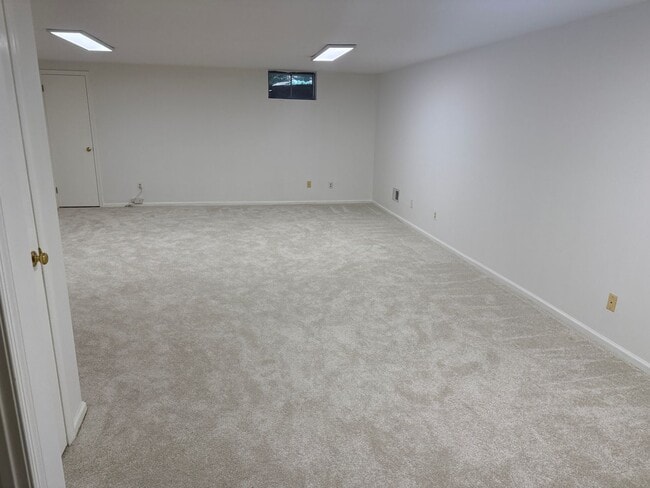 Building Photo - 3BR+BSMT Townhome (Tapestry) with COUNCIL ...