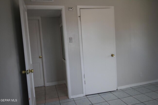 Building Photo - 906 Geronimo Dr