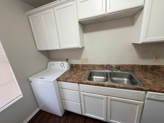 Building Photo - 3302 Salisbury Ave