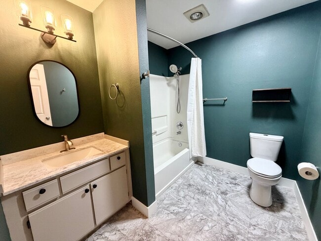 Building Photo - Updated 2BD/2BA Condo with Green Space Views & Covered Parking