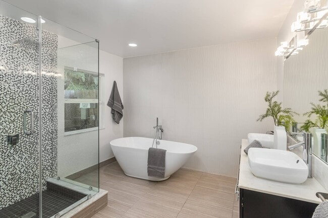 Building Photo - 3828 Alomar Dr