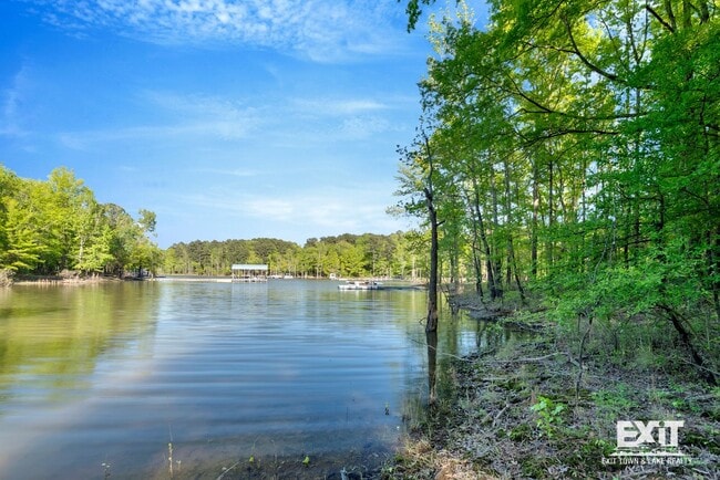 Building Photo - 4 Bedroom, 2 Bath Home Available on Kerr Lake with Private Dock