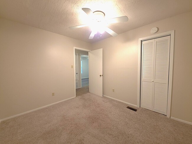Building Photo - Welcome to this charming 3 bedroom, 2 bath...